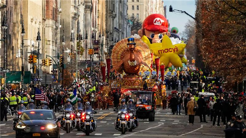 Hunderttausende bestaunen Thanksgiving-Parade in New York Der Wagen mit Tom Truthahn markiert traditionell den Start der Parade.