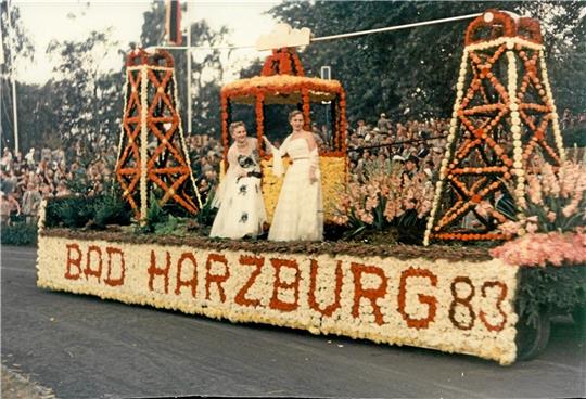 Der Wagen mit der Nummer 83 im Hannoveraner Blumenkorso, ein Bild aus dem Jahr 1955. Foto: Ahrens-Archiv