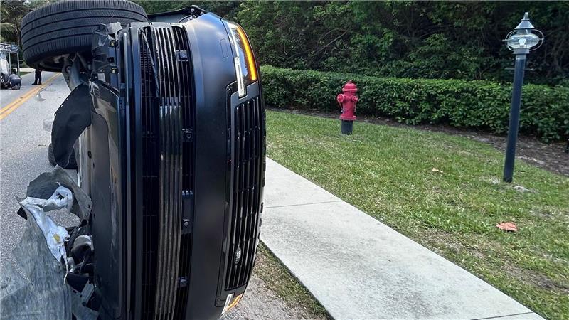 Auszeit statt Augusta: Woods äußert sich nach Unfall Der Wagen von Tiger Woods hatte sich bei dem Unfall überschlagen.