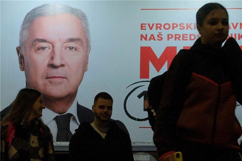 Montenegro wählt neuen Präsidenten Der Wahlkampf ist zu Ende: Menschen gehen an einem Plakat des pro-westlichen Amtsinhabers Milo Djukanovic vorbei.