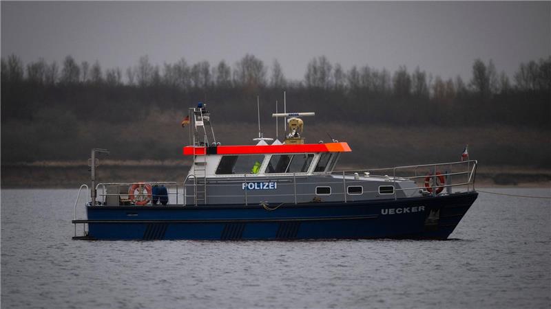 Der Wal wird von der Wasserschutzpolizei begleitet. 