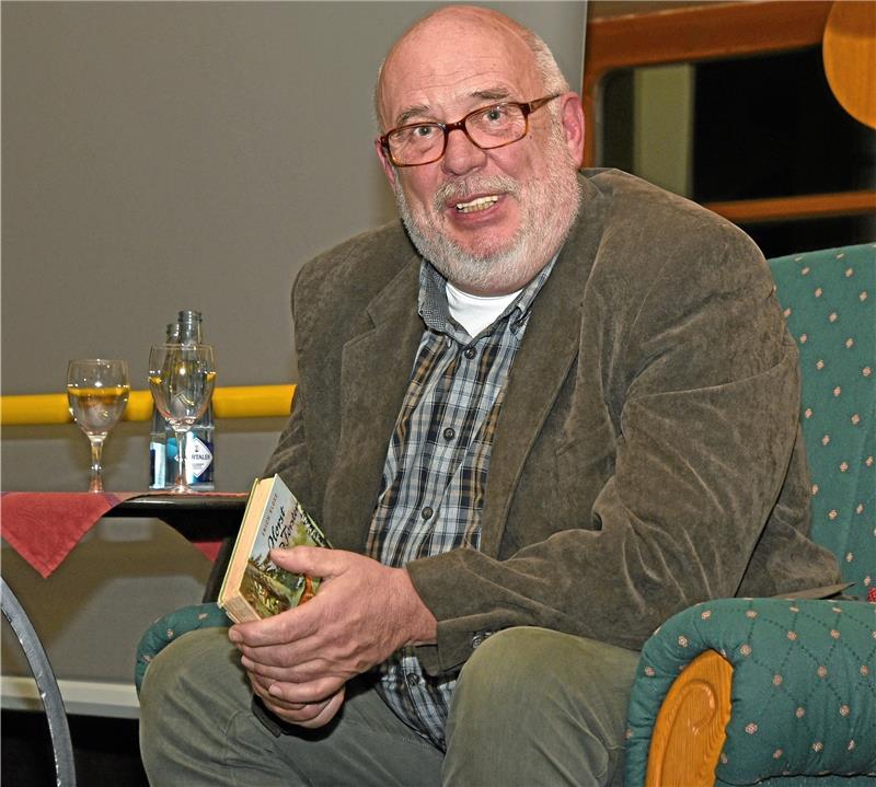 Der Wald war die Leidenschaft von Heinz Soltendieck: Als er 2017 beim Oberharzer Bücherregal vorliest, stellt er das Jugendbuch „Horst wird Förster“ vor. Archivfoto: Müller