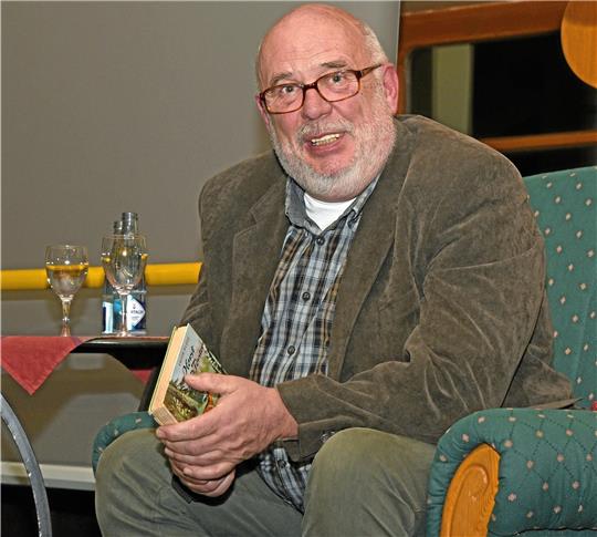 Der Wald war die Leidenschaft von Heinz Soltendieck: Als er 2017 beim Oberharzer Bücherregal vorliest, stellt er das Jugendbuch „Horst wird Förster“ vor. Archivfoto: Müller