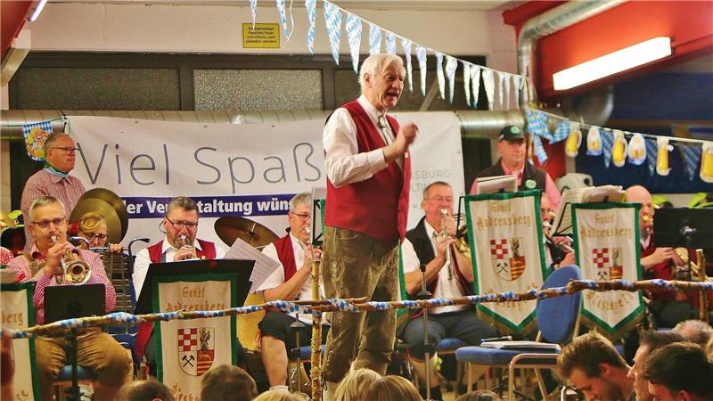 Der Waldarbeiter Instrumental Musikverein unter Karl-Heinz Plosteiner überbringt Grüße aus St. Andreasberg.