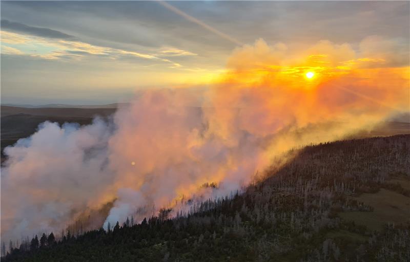 Brocken-Brand: Löschflugzeuge nach Harz-Einsatz zurück in Rom Der Waldbrand am Brocken von einem Hubschrauber der Bundespolizei aus gesehen. Foto: Bundespolizei/DPA