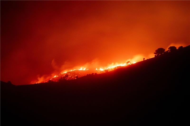 Waldbrände zerstören Tausende Hektar in Spanien und Portugal Der Waldbrand in der Nähe von Portbou in Katalonien konnte weitgehend unter Kontrolle gebracht werden.