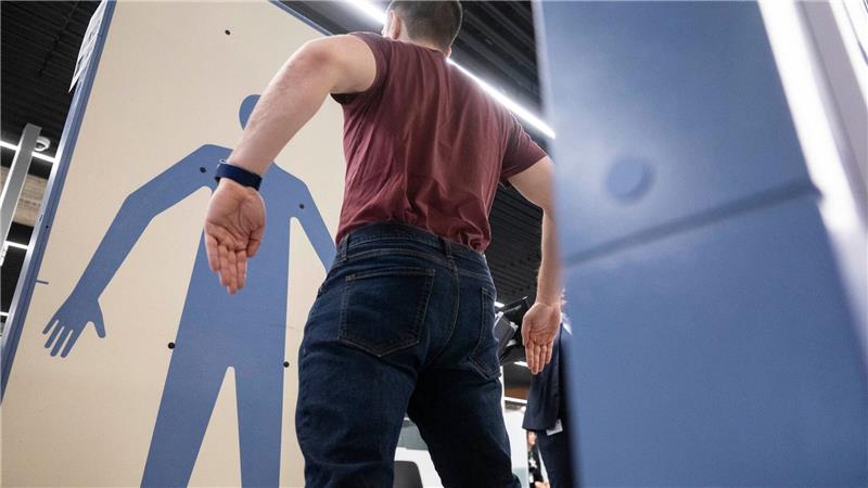 Der Wandel hin zu mehr High Tech bei der Sicherheitskontrolle am Flughafen sei alternativlos, heißt es vom Verband der Luftsicherheitsunternehmen. (Symbolbild)