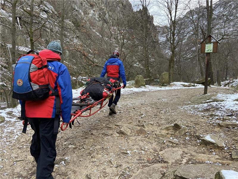 Wanderunfall im Bodetal: Mann stürzt und fällt Abhang herunter Der Wanderer wurde mit einer Trage zu Rettungskräften gebracht. Foto: Feuerwehr Thale