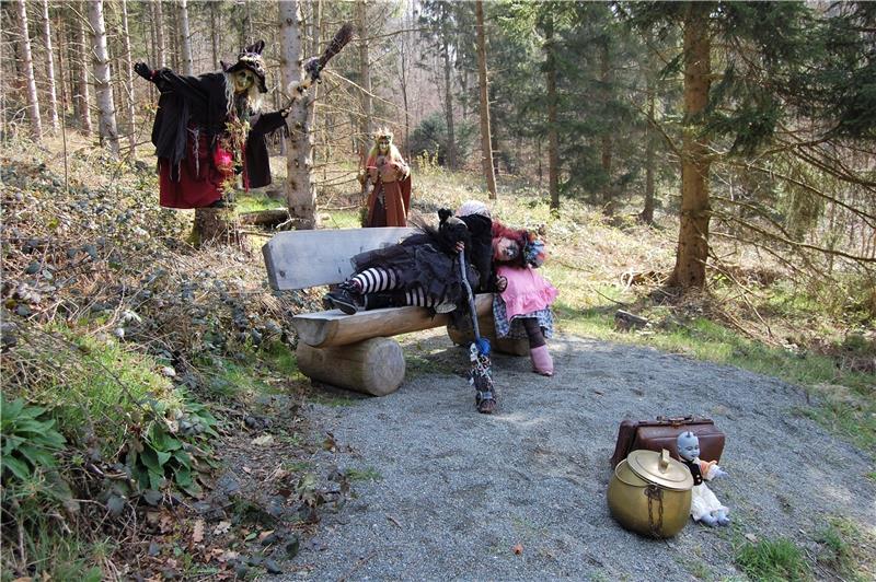 Der Wanderweg ist bei Touristen und Einheimischen beliebt: Während der Frühling naht, erwachen die ersten Hexen der Brut aus ihrer Winterstarre und legen sich entlang der Spur der Steine auf die Lauer. Archivfoto: Heinichen