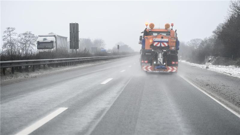 Der Warnstreik bei Straßenmeistereien betrifft auch den Winterdienst.