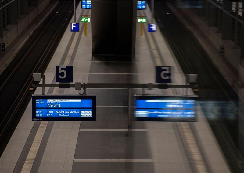 Was Reisende über den bundesweiten Warnstreik wissen sollten Der Warnstreik legt weite Teile des öffentlichen Verkehrs lahm. So auch hier am Berliner Hauptbahnhof.