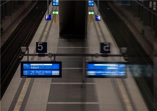 Der Warnstreik legt weite Teile des öffentlichen Verkehrs lahm. So auch hier am Berliner Hauptbahnhof.