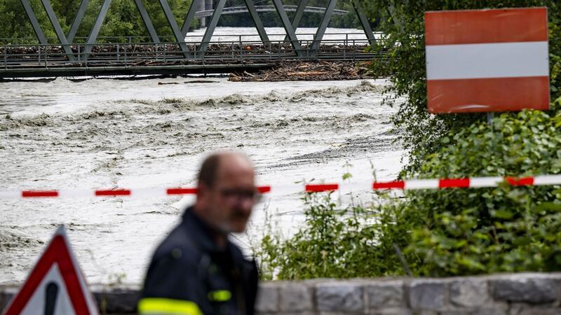 Der Wasserstand der Rhone hat sich nach den heftigen Unwettern vom Vortag verringert.
