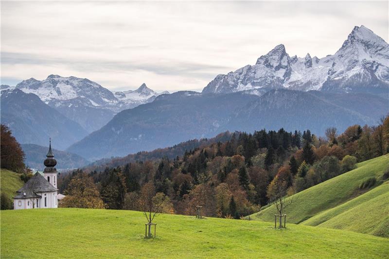 Bergsteiger stürzt am Watzmann 150 Meter in die Tiefe Der Watzmann (r) ist der dritthöchste Berg Deutschlands (2713 Meter).