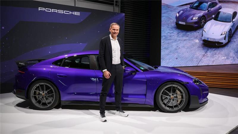 Der Wechsel zur E-Mobilität - im Bild der vollelektrische Taycan - läuft nicht rund. Deshalb setzt Porsche-Chef Oliver Blume auch wieder auf Verbrenner. (Archivbild)