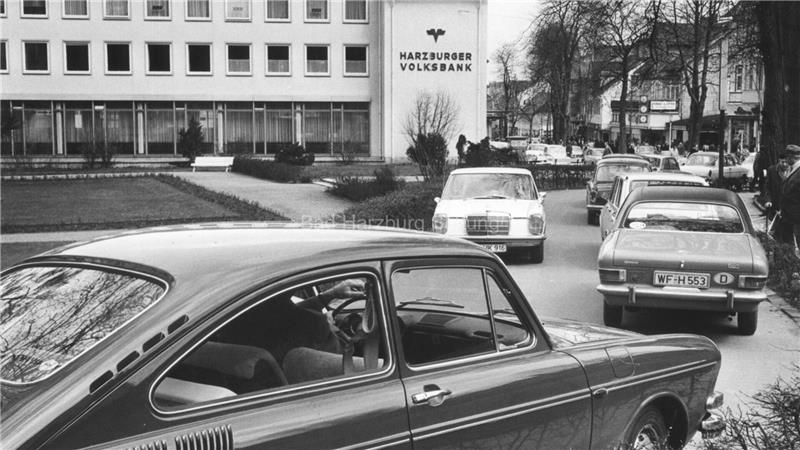 Der Weg vom heutigen Ärztehaus hinüber zur Herzog-Wilhelm-Straße ist in den 70er Jahren eine belebte Straße. 
