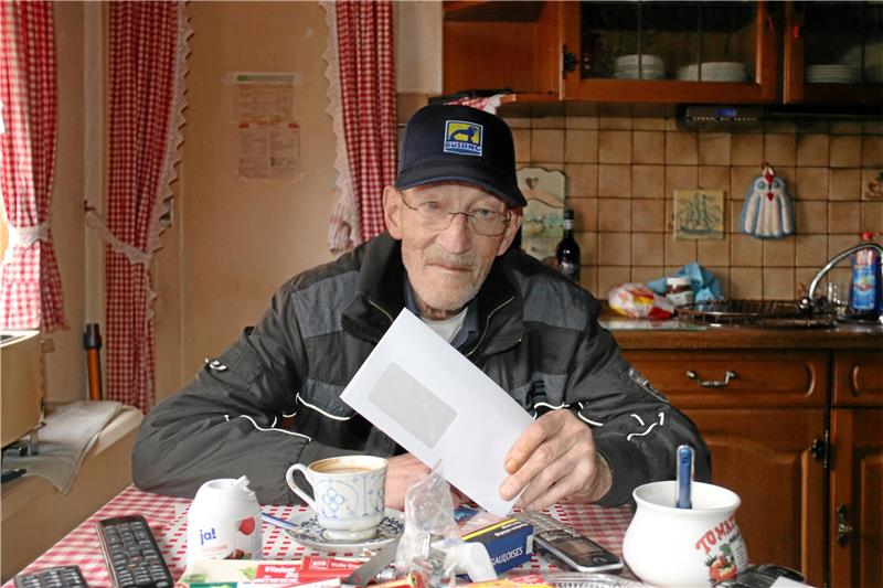 Der Weg zum Briefkasten der Deutschen Post ist für den Rentner Dieter Gläsener beschwerlich. Er vermeidet lange Wege möglichst und hofft auf eine wohnortnahe Einwurfmöglichkeit. Foto: Jambrek