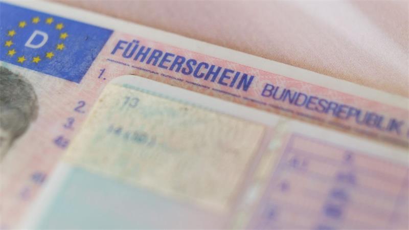 Der Weg zum Führerschein kostet schnell mehrere Tausend Euro. (Symbolbild)