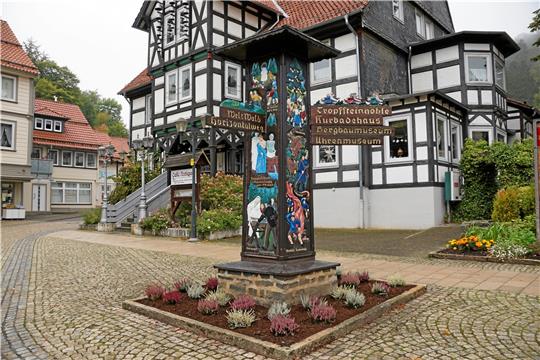 Der Wegweiser steht seit Mai 1939 auf dem Bad Grunder Marktplatz und wurde vom Goslarer Bildhauer Rudolf Nickel erschaffen. Darauf zu sehen sind unter anderem das Leben und Brauchtum der Bergstadt und die Traditionen der Bergleute.  Foto: Niemann
