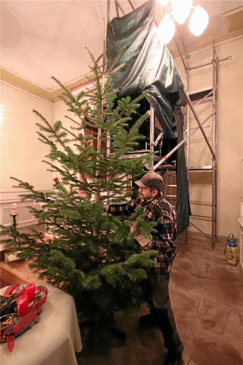 Der Weihnachtsbaum wird direkt vor dem Baugerüst in der Kirche platziert. Foto: Gereke