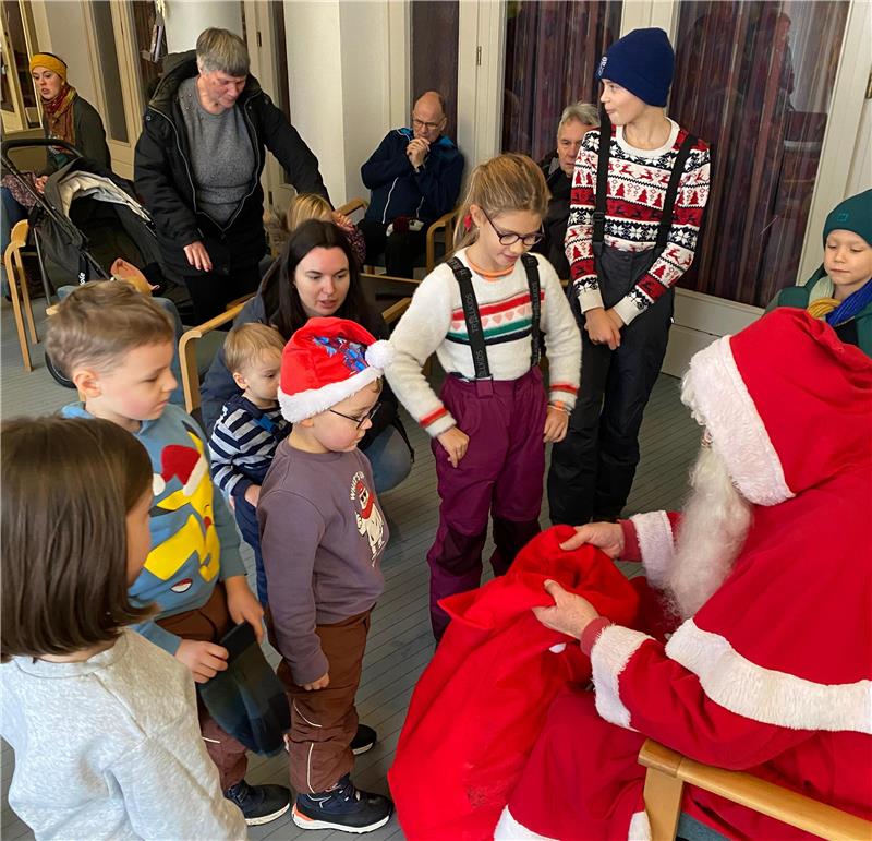 Der Weihnachtsmann hat in Hahnenklee Überraschungen für die Kinder dabei.