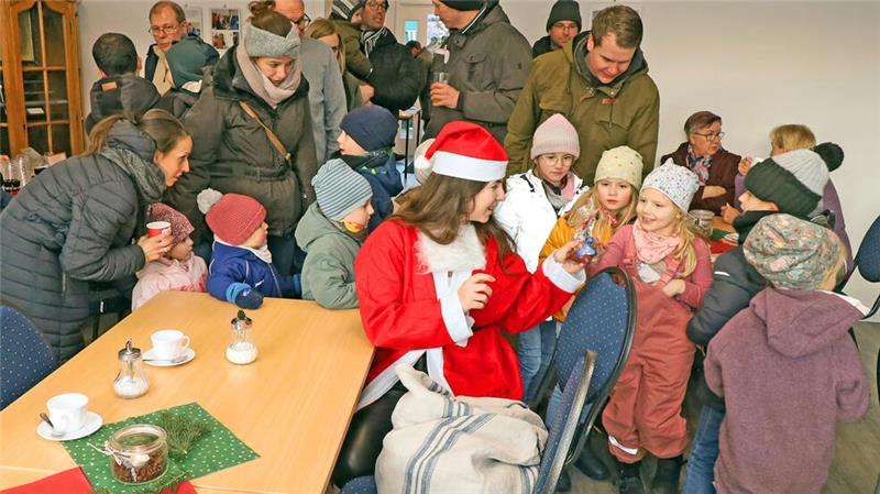Der Weihnachtsmann hat seinen Engel nach Hahausen geschickt um Geschenke zu verteilen.