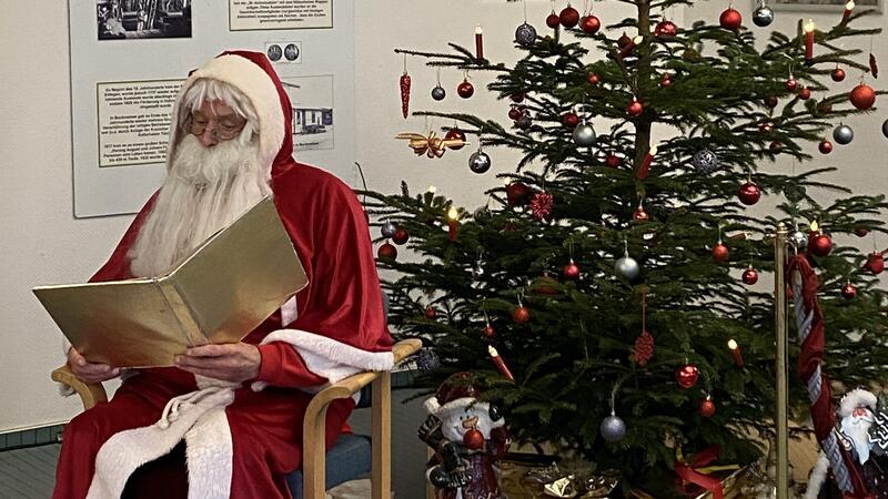 Ferienprogramm im weihnachtlichen Hahnenklee Der Weihnachtsmann im Hahnenkleer Kurhaus.