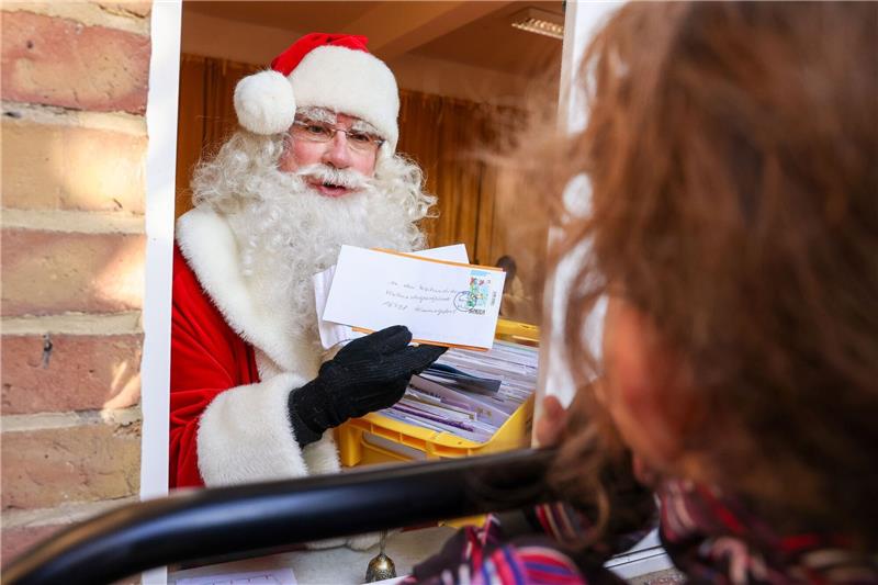 Wünsche an das Christkind: Opa sollen Haare wachsen Der Weihnachtsmann in Himmelpfort.