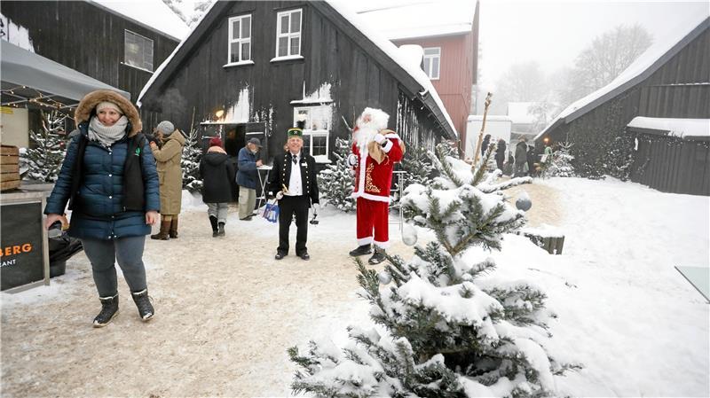 Der Weihnachtsmann ist auch dabei. Foto: Neuendorf