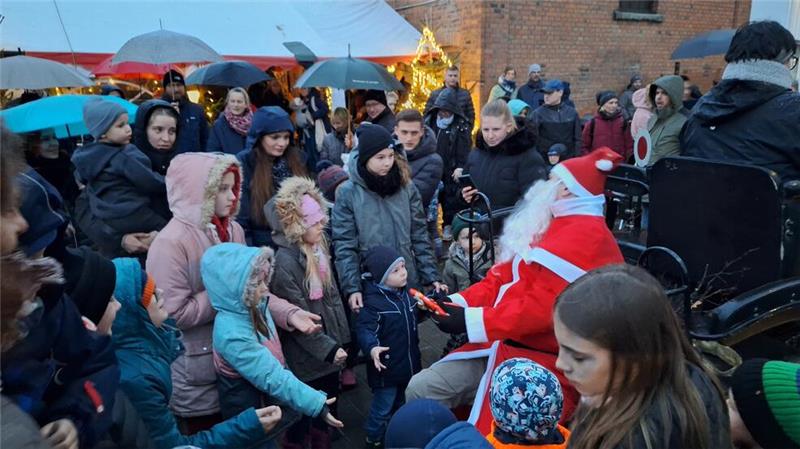 Der Weihnachtsmann reist in Wiedelah mit der Ponykutsche an Der Weihnachtsmann kommt mit der Ponykutsche.