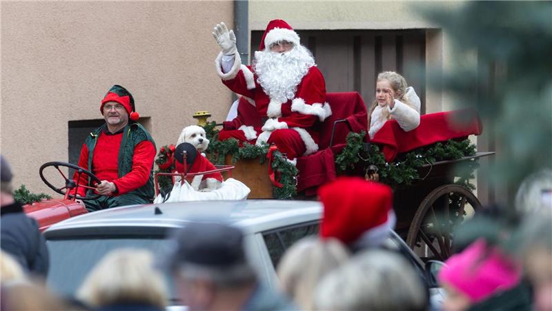 Der Weihnachtsmann kommt zum Tag der offenen Tür vor das Weihnachtspostamt Himmelsberg gefahren. 