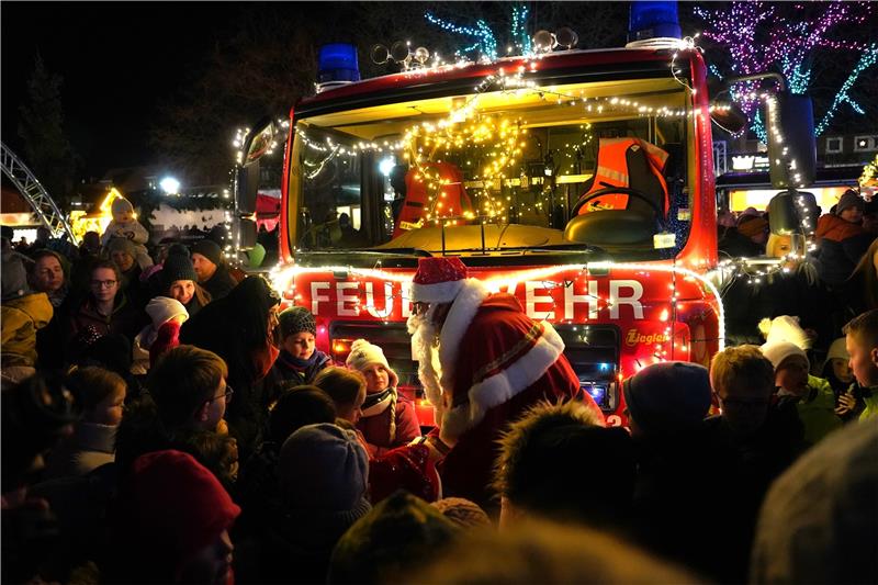 Weihnachtsmarkt in Seesen: Jetzt beginnt der „Lichterzauber“ Der Weihnachtsmann kommt zur Eröffnung in einem geschmückten Feuerwehrauto auf den Platz – doch nicht nur zur Eröffnung ist er da.