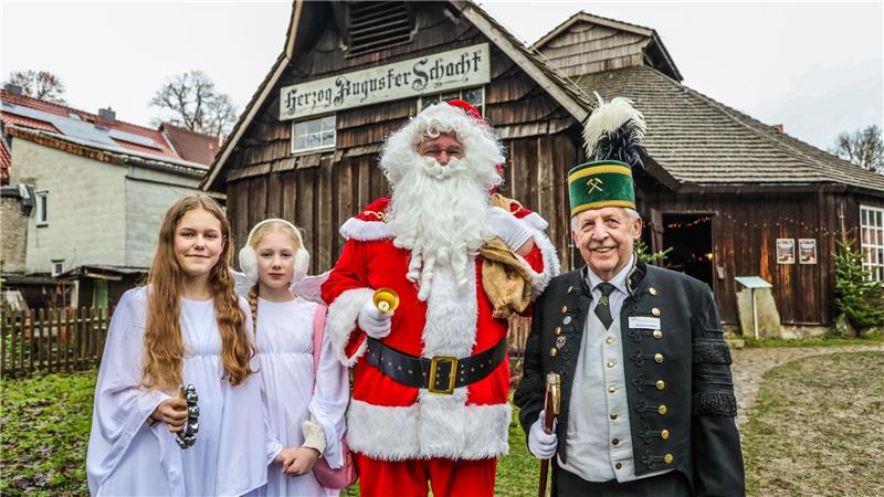 So bunt war die Weihnachtsschicht im Oberharzer Bergwerksmuseum Der Weihnachtsmann und seine Engel statten dem Oberharzer Bergwerksmuseum einen Besuch ab. Udo Künstel begleitet sie in seiner Bergmann-Uniform.