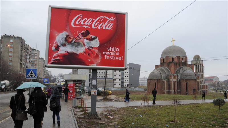 Die wahre Geschichte hinter dem Weihnachtsmann von Coca-Cola Der Weihnachtsmann von Coca-Cola hat sein Bild weltweit geprägt. Das Foto zeigt eine Werbung in Pristina, Hauptstadt des Kosovo. (Archivbild)