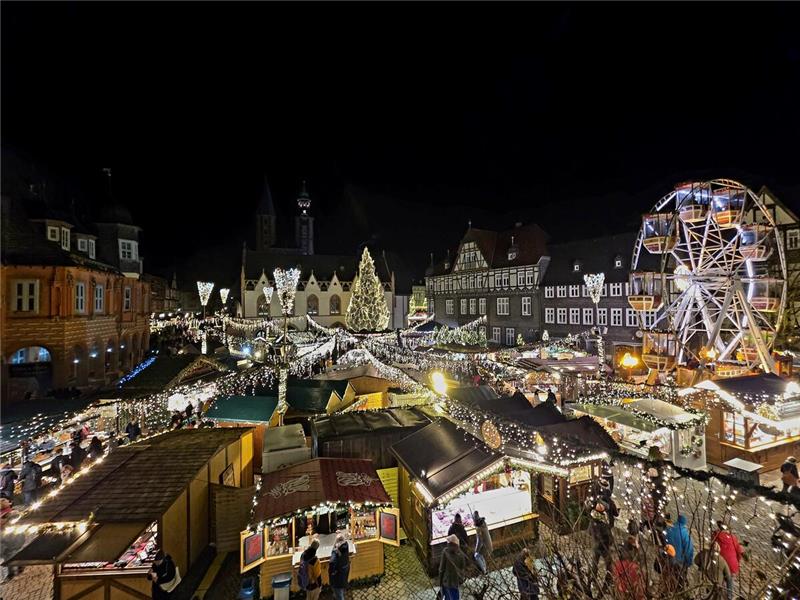 Der beleuchtete Weihnachtsmarkt bei Nacht.