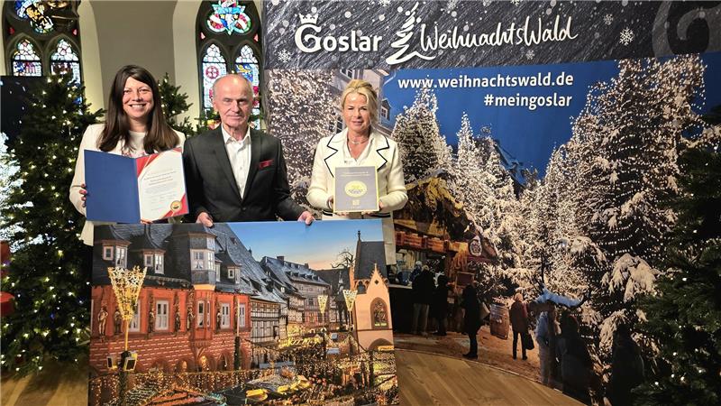 Was macht den Goslarer Weihnachtsmarkt so besonders? Der Weihnachtsmarkt ist europäische Spitzenklasse: Marina Vetter (links) und Urte Schwerdtner umrahmen Laudator Josef Schüller.