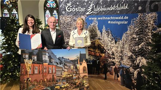 Der Weihnachtsmarkt ist europäische Spitzenklasse: Marina Vetter (links) und Urte Schwerdtner umrahmen Laudator Josef Schüller.