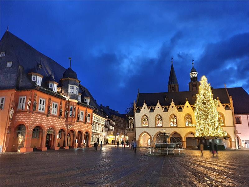 Der Weihnachtsmarkt ist längst verschwunden, am vergangenen Wochenende sorgt der erleuchtete Weihnachtsbaum für eine abschließende adventliche Stimmung. Foto: Sowa