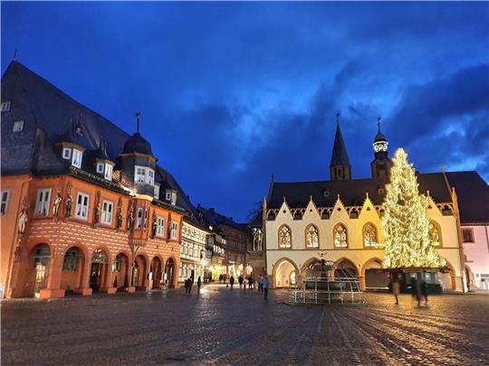 Der Weihnachtsmarkt ist längst verschwunden, am vergangenen Wochenende sorgt der erleuchtete Weihnachtsbaum für eine abschließende adventliche Stimmung. Foto: Sowa