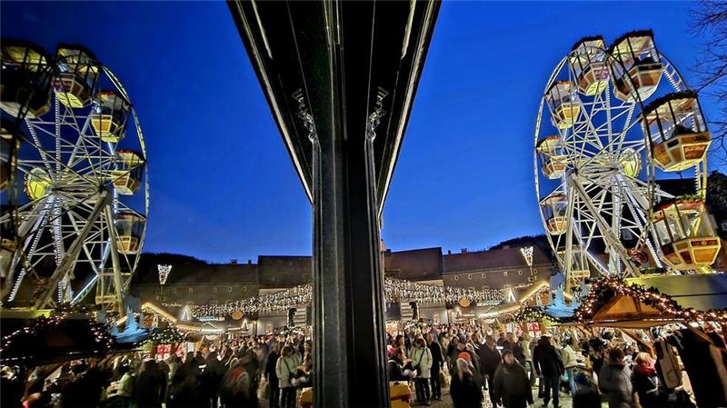 Goslar: Ein guter Weihnachtsmarkt mit vielen Emotionen Der Weihnachtsmarkt ist sehr oft gut besucht, das Riesenrad spiegelt sich in einem Schaufenster.