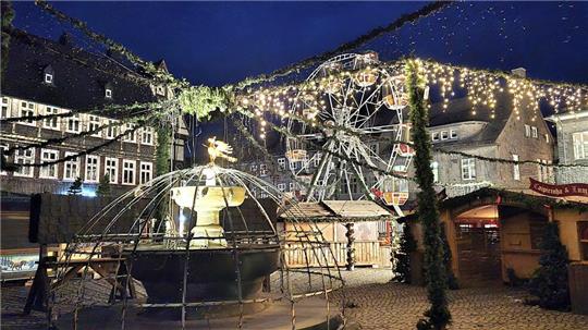 Der Weihnachtsmarkt startet am Mittwoch, die meisten Attraktionen sind bereits aufgebaut.