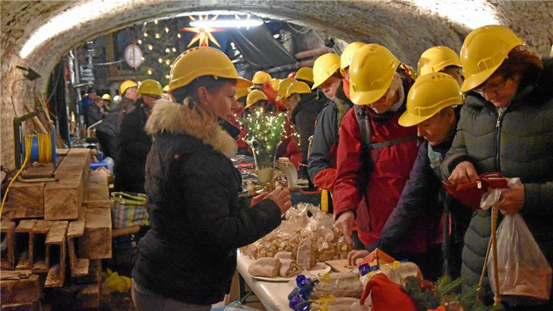 Kein Verkehrschaos fürs Megawochenende in Goslar? Menschenmassen mit gelben Helmen auf einem Weihnachtsmarkt in einem Bergwerk.