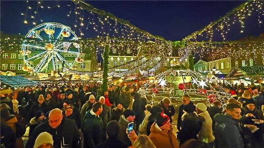 Der Weihnachtsmarkt von Goslar erstrahlt im Lichterglanz.