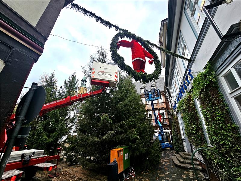 Goslarer Weihnachtsmarkt: Heiße Phase hat begonnen Der Weihnachtswald am Schuhhof nimmt langsam Gestalt an. Foto: Sowa