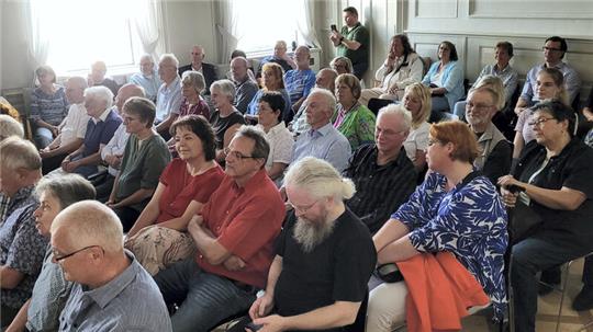 Der Weiße Saal im alten Oberbergamt ist bis zum Rand gefüllt.