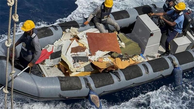 Marine sammelt Trümmerteile von Boeing ein - Suche nach Crew Der Wellengang erschwert die Arbeiten.