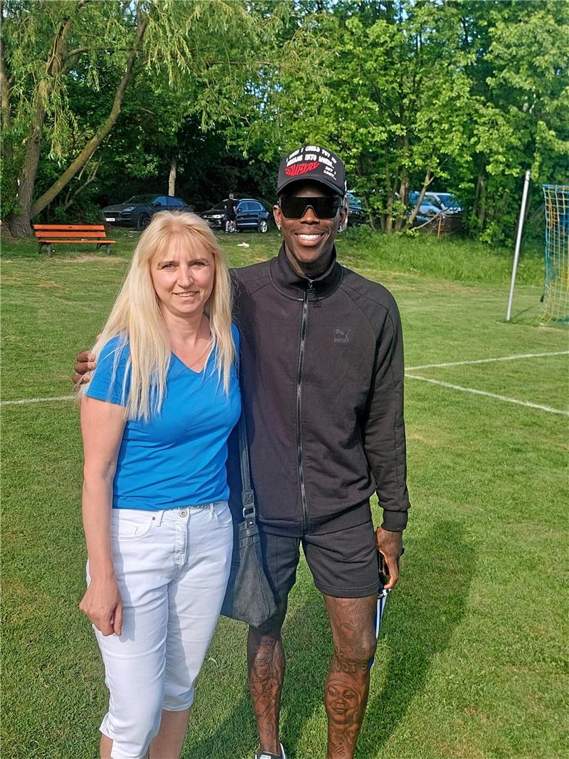 Dennis Schröder sieht GSC, Kleinsorge und Kleinfeld-WM Der Weltstar auf dem Dorfplatz: Dennis Schröder heuert bei Germania Bleckenstedt an und posiert am Rande der Partie gegen den Goslarer SC 08 mit Gästefan Gabriele Rühle. Foto: Privat