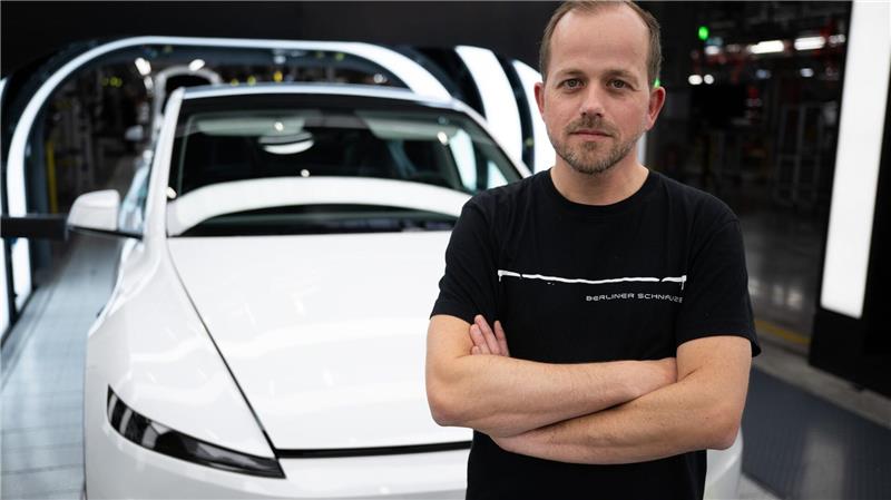 Der Werksleiter der Tesla-Fabrik in Grünheide, André Thierig, blickt zuversichtlich ins neue Jahr (Archivbild).