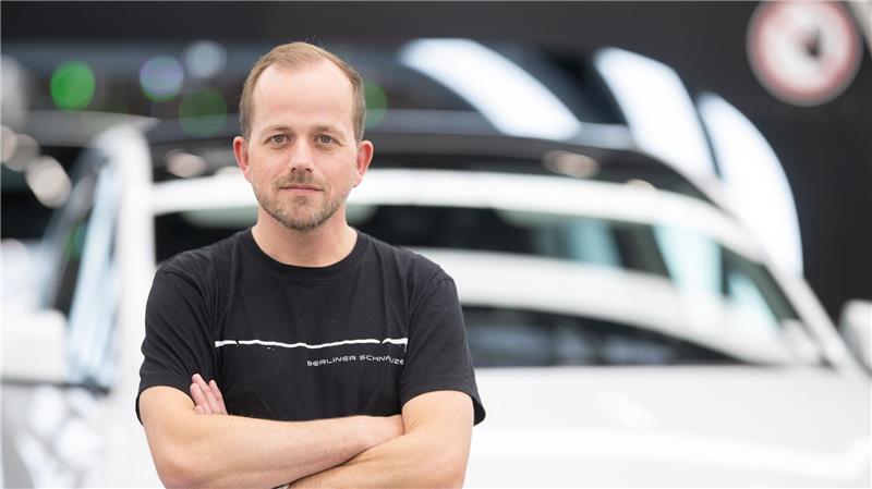 Der Werksleiter der Tesla-Fabrik in Grünheide, André Thierig, hält die Betriebsratswahl für bedeutsam. (Archivbild)