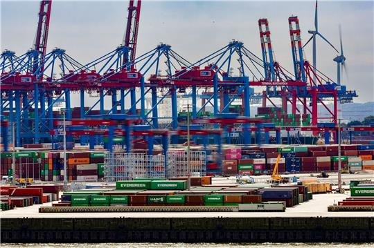 Der Wert der Exporte aus dem Hamburger Hafen betrug im Jahr 2022 51 Milliarden Euro. Im Jahr vor der Corona-Pandemie 2019 betrug der Wert der Ausfuhren den Angaben zufolge noch 53 Milliarden Euro.